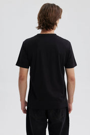 Polera negra de hombre con estampado de Goku de Dragon Ball en fondo rojo