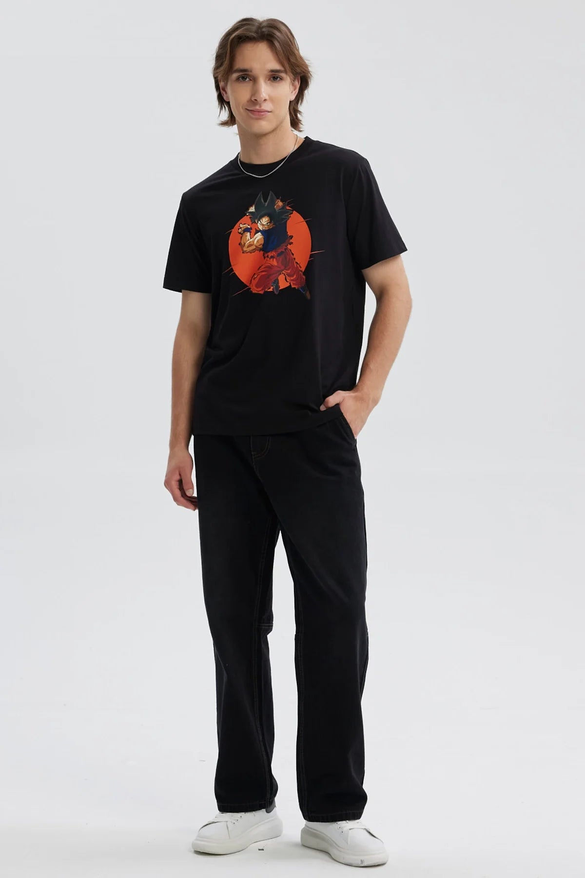 Polera negra de hombre con estampado de Goku de Dragon Ball en fondo rojo