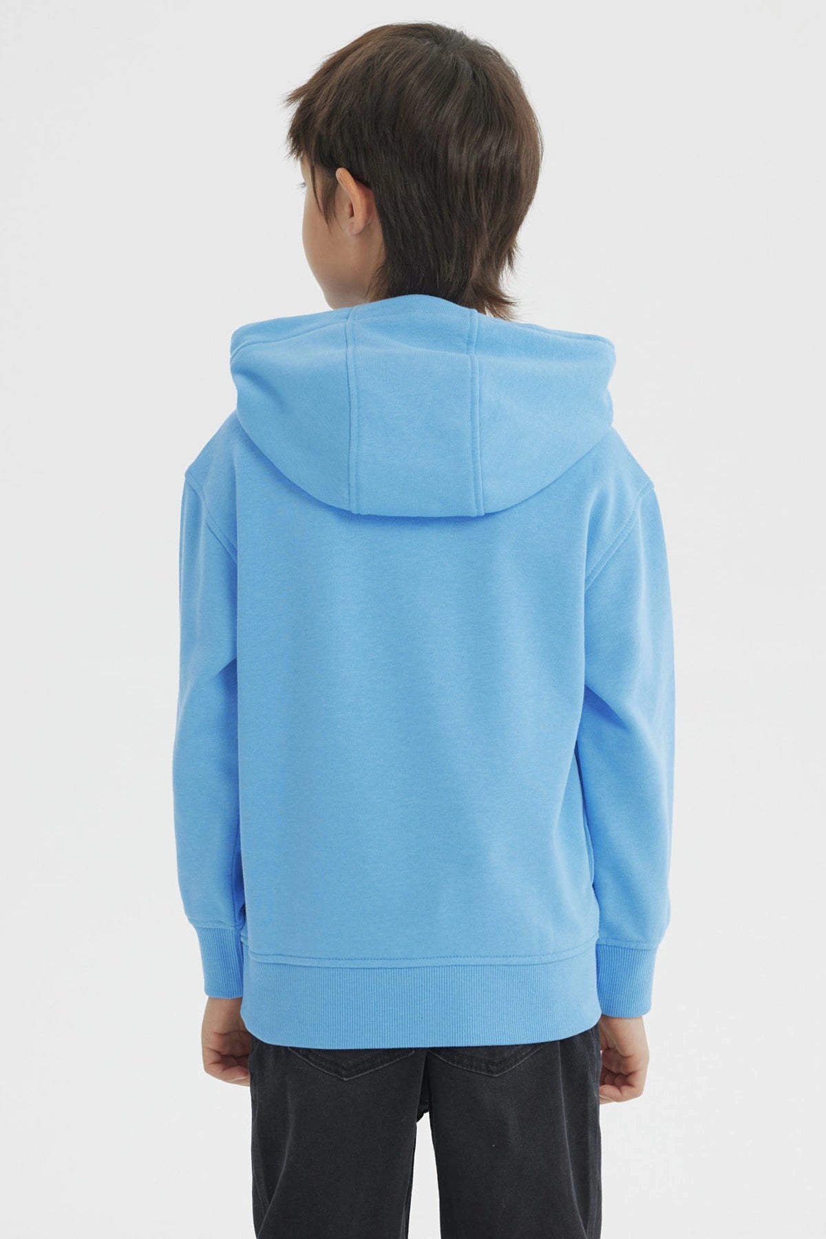 Polerón azul niño con capucha Vegeta en perfil anime en el frente diseño colorido y texto en japonés a los lados