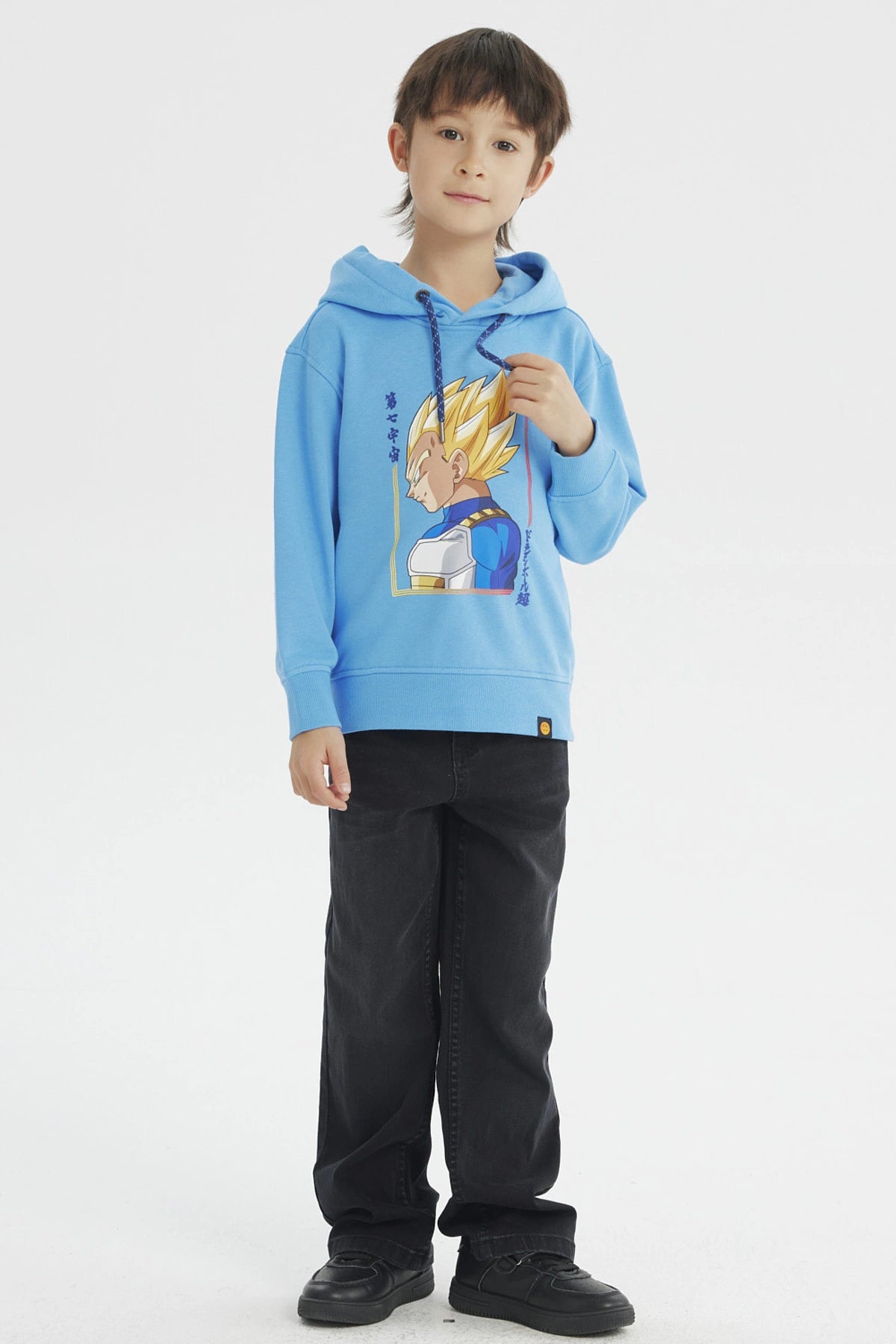 Polerón azul niño con capucha Vegeta en perfil anime en el frente diseño colorido y texto en japonés a los lados