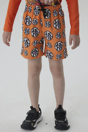 Short de baño naranja para niño con estampado de símbolos de Dragon Ball en blanco y negro por toda la prenda