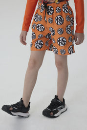 Short de baño naranja para niño con estampado de símbolos de Dragon Ball en blanco y negro por toda la prenda