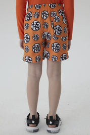 Short de baño naranja para niño con estampado de símbolos de Dragon Ball en blanco y negro por toda la prenda