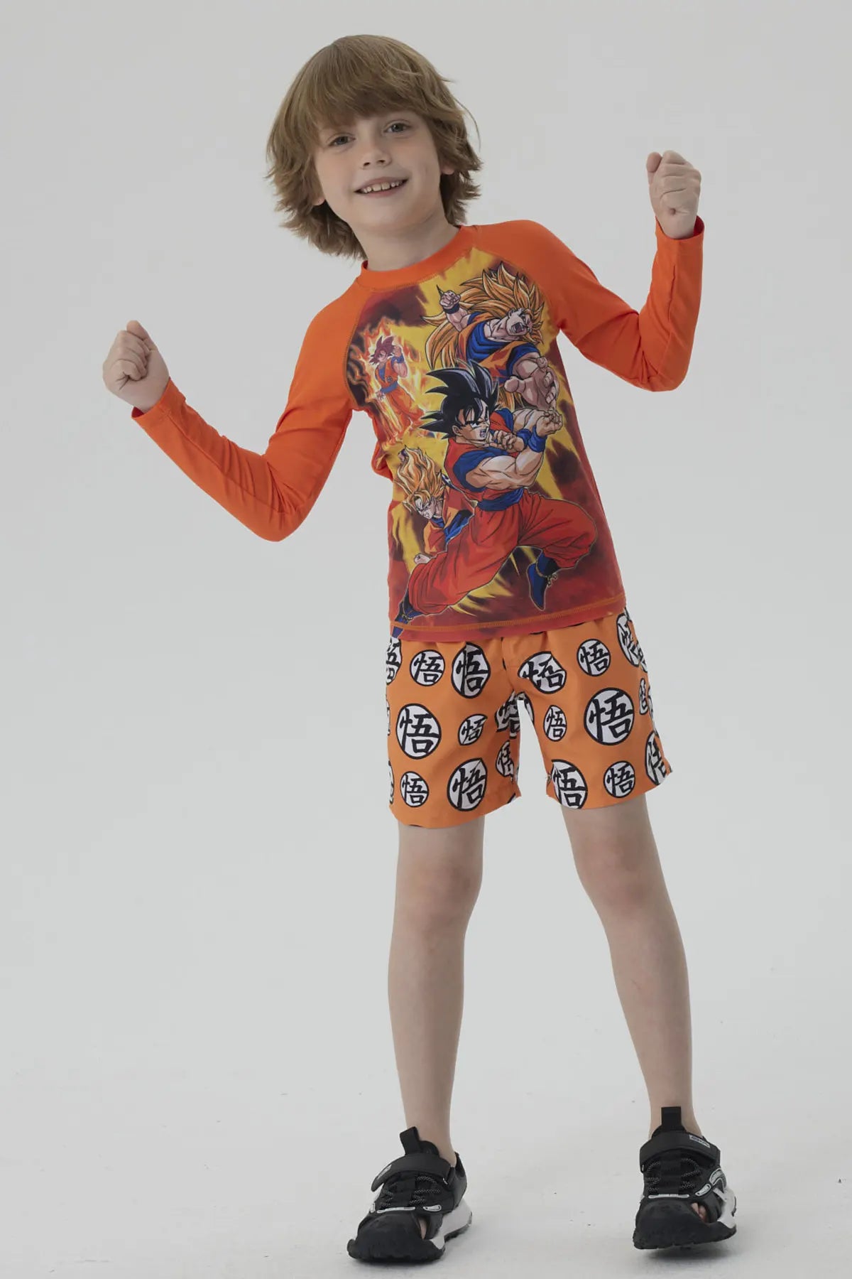 Short de baño naranja para niño con estampado de símbolos de Dragon Ball en blanco y negro por toda la prenda