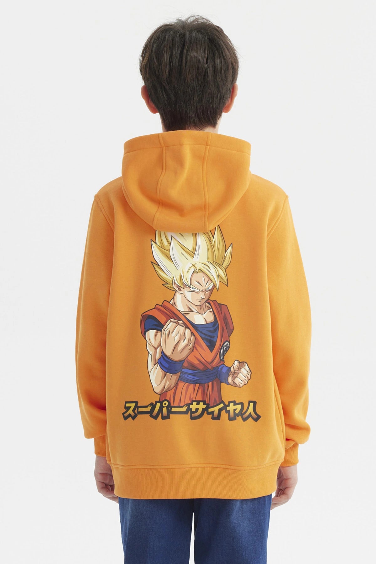 Polerón naranja con cierre completo y capucha para niño diseño de círculo negro con kanji en el pecho izquierdo estilo casual