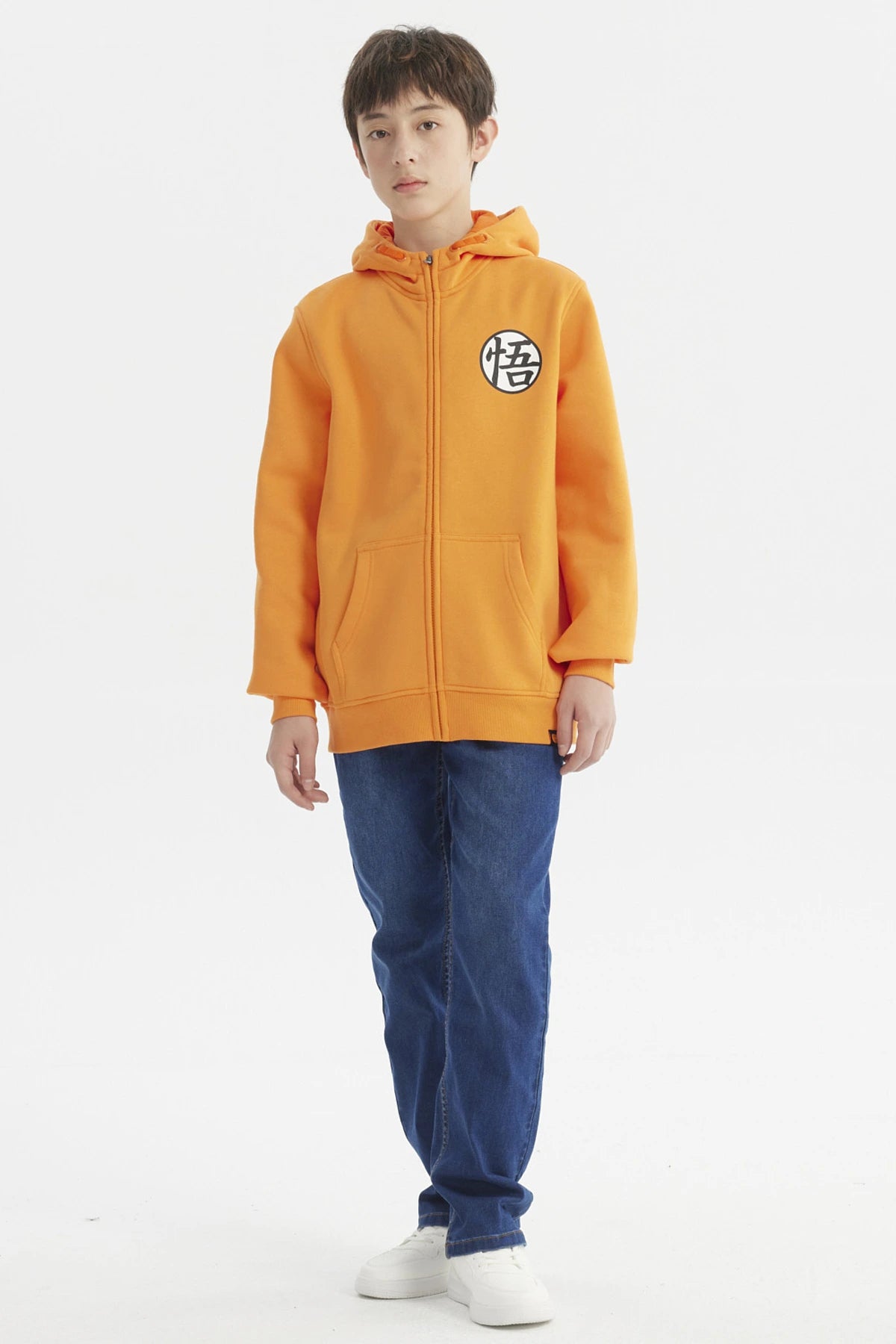 Polerón naranja con cierre completo y capucha para niño diseño de círculo negro con kanji en el pecho izquierdo estilo casual