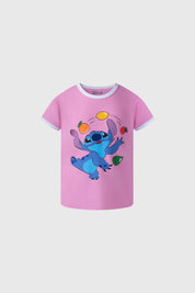 Polera morada con estampado de Stitch de Disney haciendo malabares con frutas