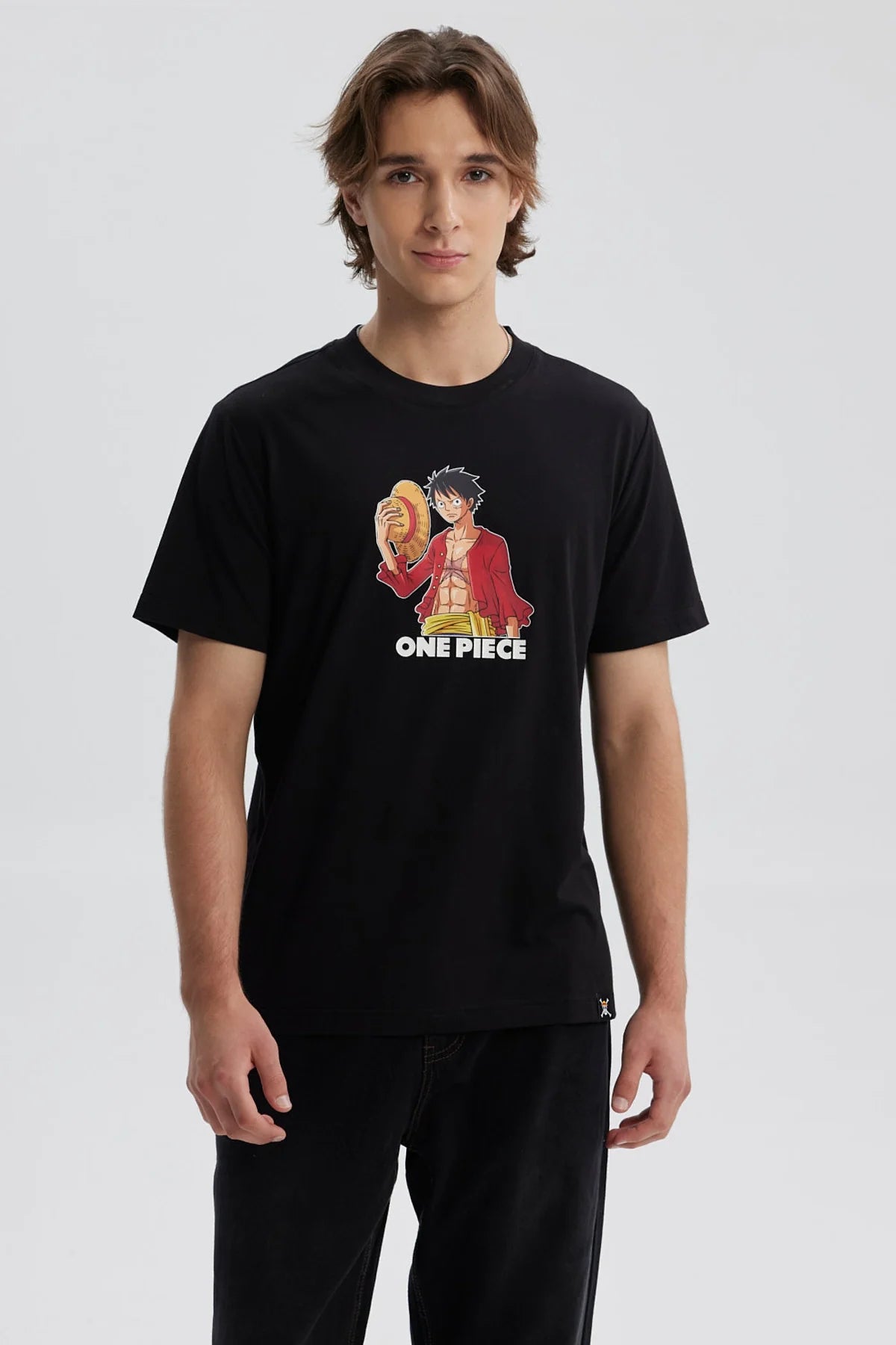 Polera negra de hombre con personaje de One Piece en el frente