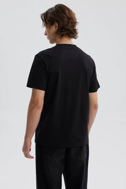 Polera negra de hombre con personaje de One Piece en el frente