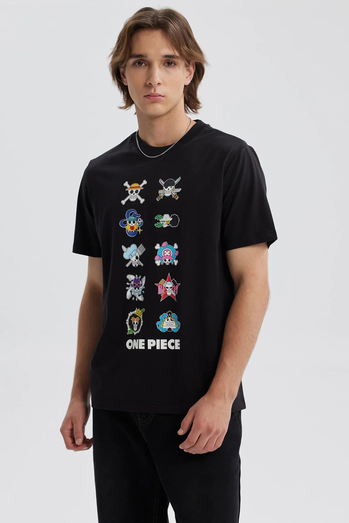 Polera negra de hombre con estampado de One Piece y varios símbolos en el frente