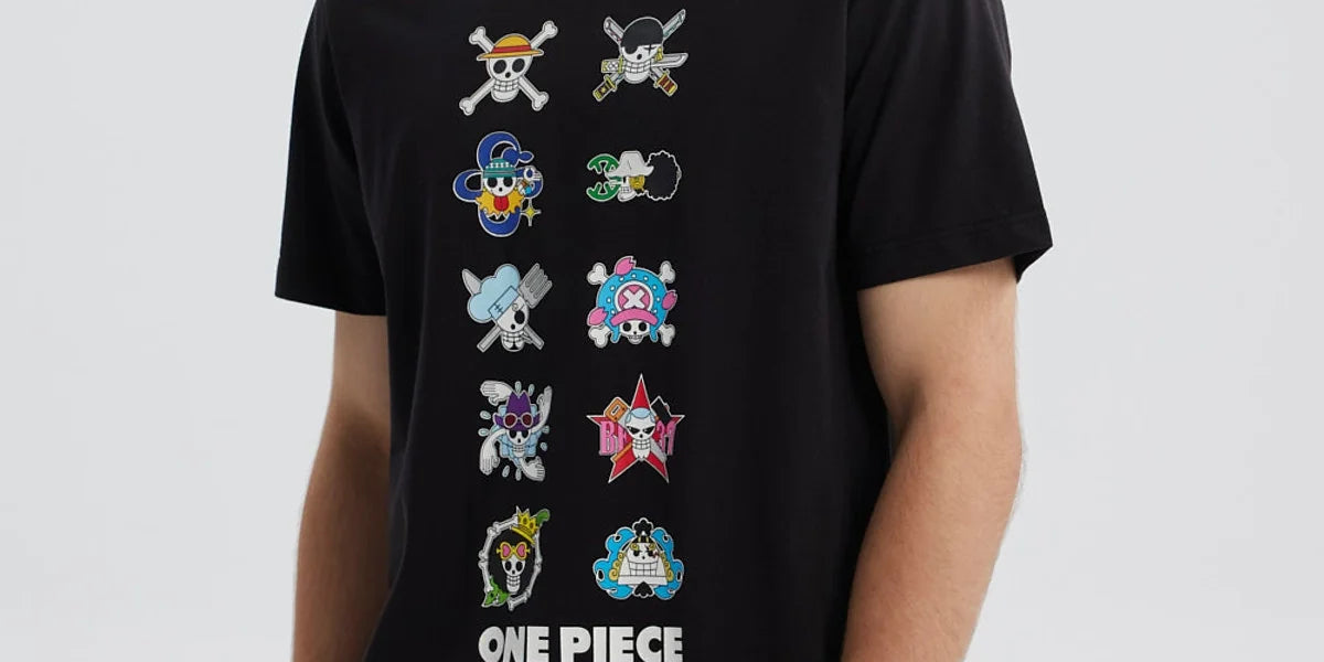Polera negra de hombre con estampado de One Piece y varios símbolos en el frente