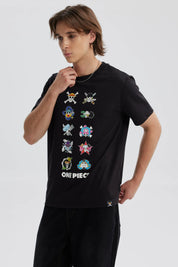 Polera negra de hombre con estampado de One Piece y varios símbolos en el frente