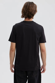 Polera negra de hombre con estampado de One Piece y varios símbolos en el frente