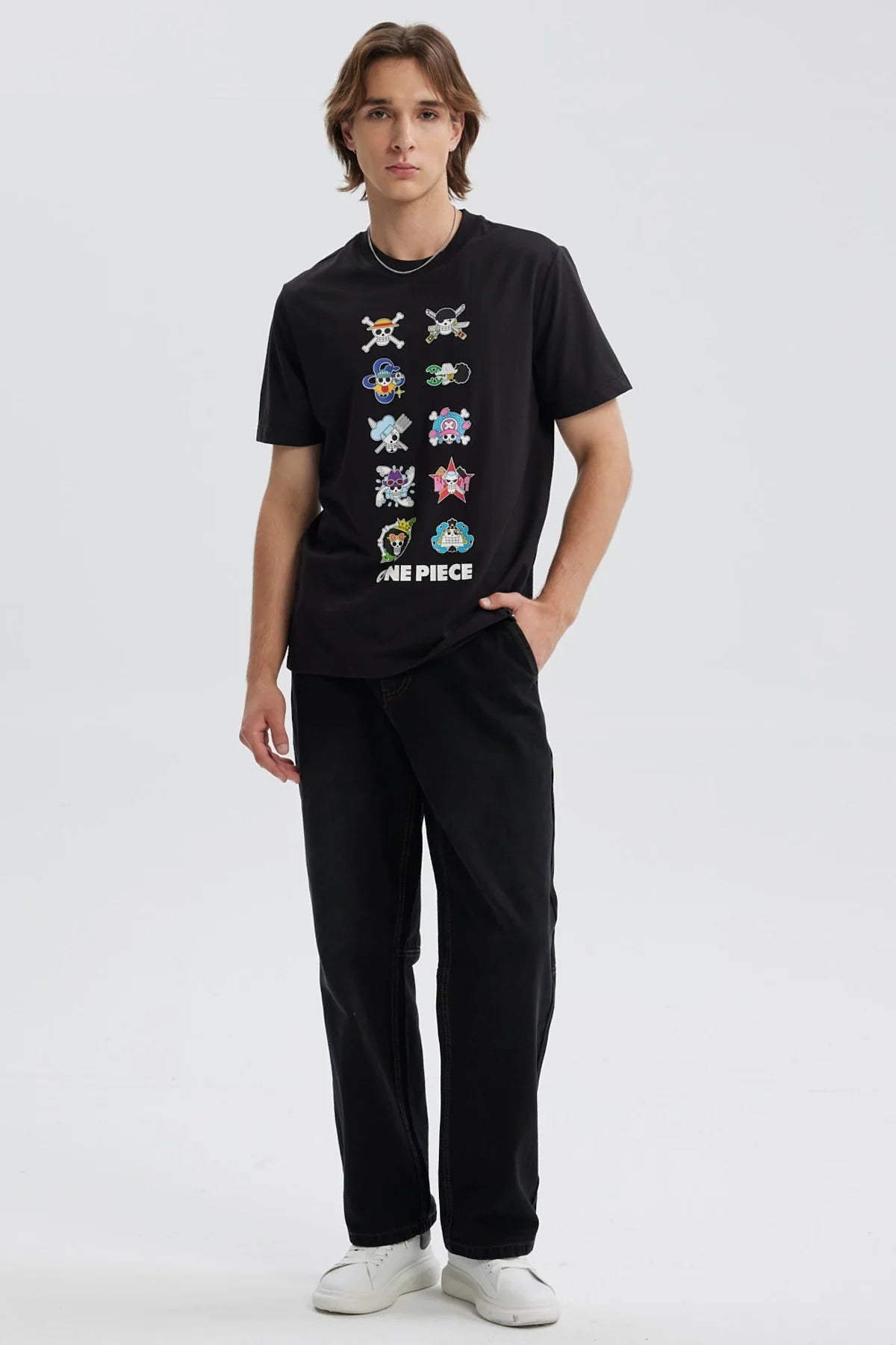 Polera negra de hombre con estampado de One Piece y varios símbolos en el frente