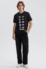 Polera negra de hombre con estampado de One Piece y varios símbolos en el frente