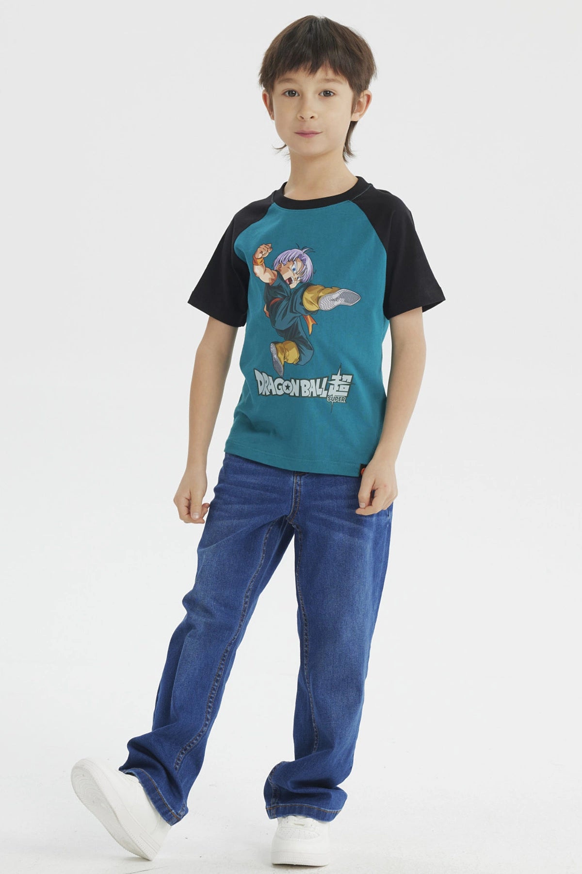 Polera niño verde con mangas negras estampado Trunks Dragon Ball Super al frente estilo animado tamaño grande