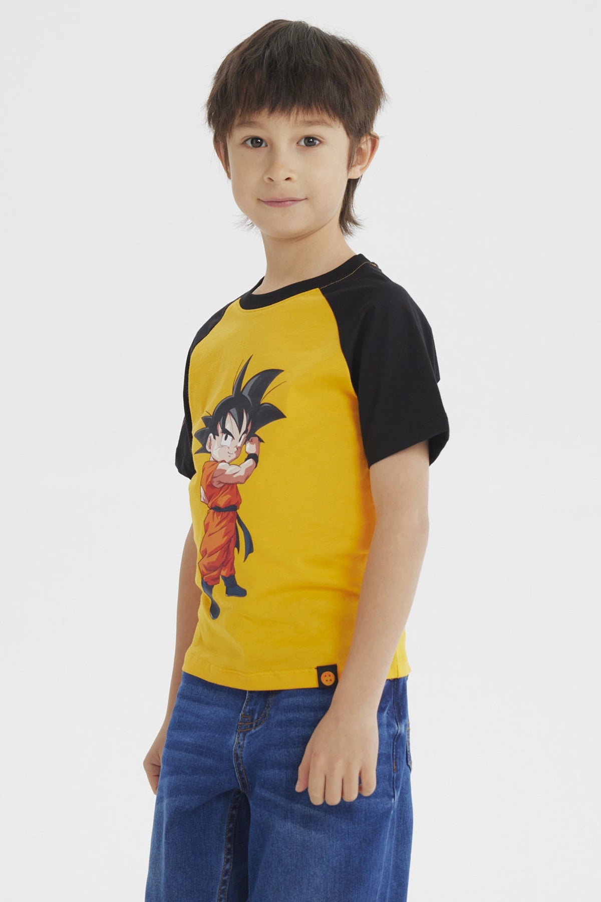 Polera niño verde con mangas negras estampado Trunks Dragon Ball Super al frente estilo animado tamaño grande
