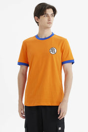 Polera naranjo de hombre con cuello y mangas en azul diseño de símbolo kanji negro en el pecho estilo Dragon Ball