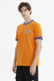 Polera naranjo de hombre con cuello y mangas en azul diseño de símbolo kanji negro en el pecho estilo Dragon Ball
