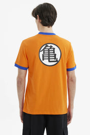 Polera naranjo de hombre con cuello y mangas en azul diseño de símbolo kanji negro en el pecho estilo Dragon Ball