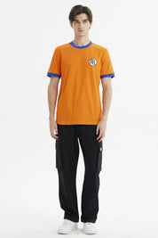 Polera naranjo de hombre con cuello y mangas en azul diseño de símbolo kanji negro en el pecho estilo Dragon Ball