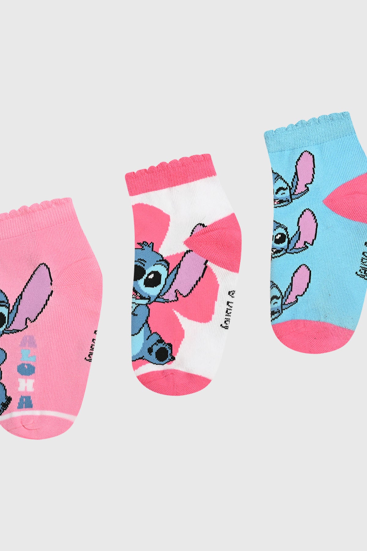 Calcetas deportivas para niña en tripack rosado con estampado de Stitch en colores vivos diseño divertido y colorido