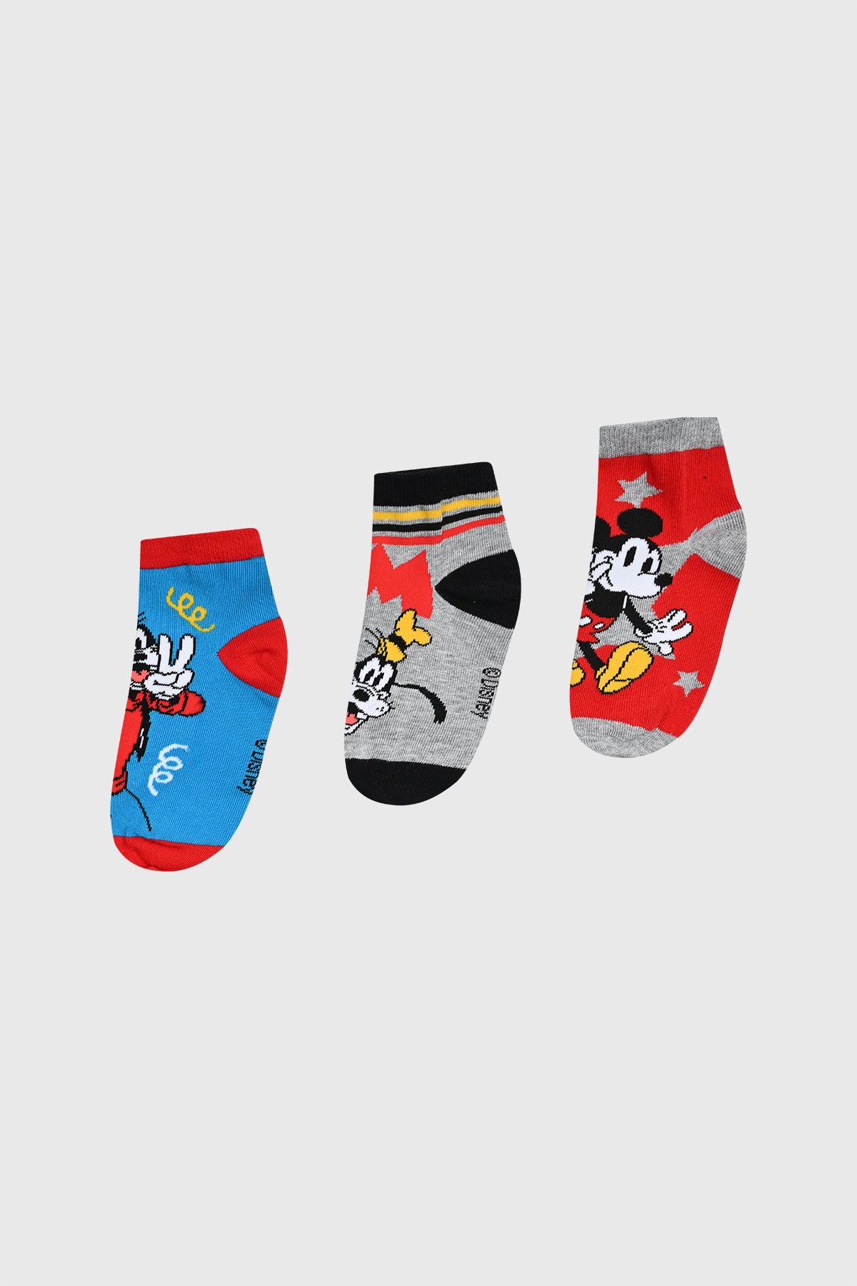 Calcetas deportivas para niño en tripack rojo con estampas de personajes animados en cada una tamaño mediano