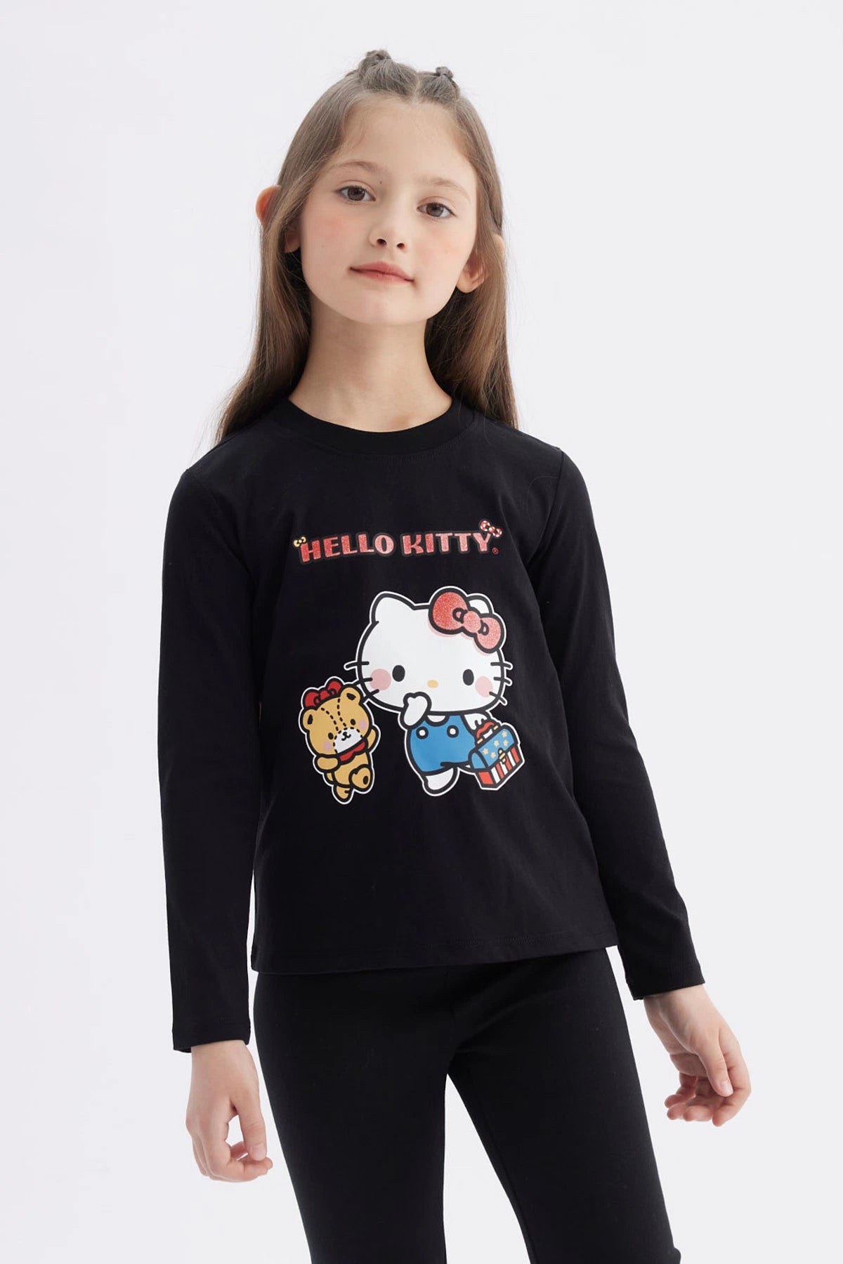 Polera negra para niña con estampa grande de Hello Kitty y osito en el centro con texto HELLO KITTY arriba