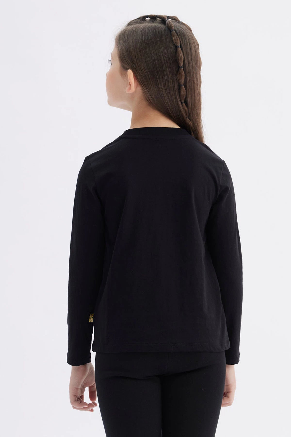 Polera negra para niña con estampa grande de Hello Kitty y osito en el centro con texto HELLO KITTY arriba