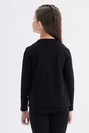 Polera negra para niña con estampa grande de Hello Kitty y osito en el centro con texto HELLO KITTY arriba