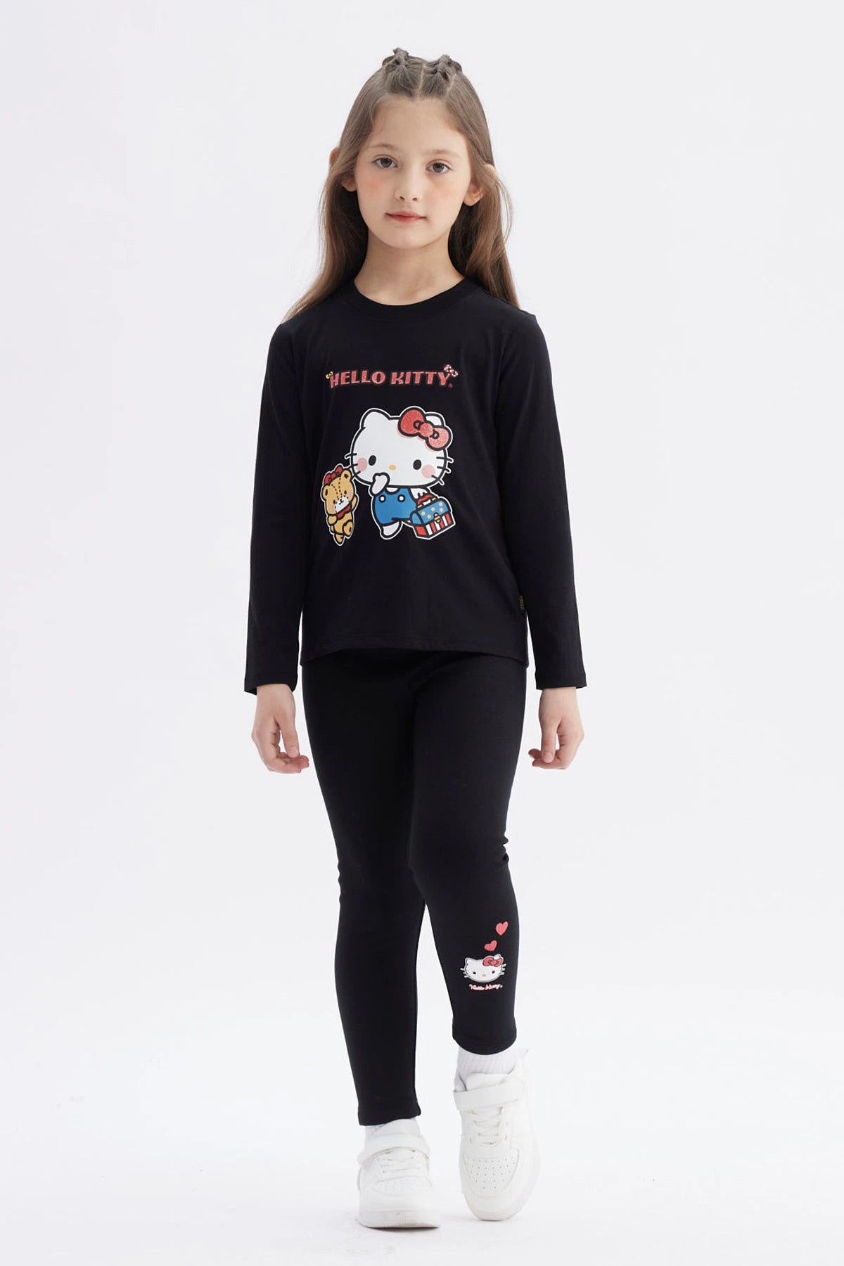 Polera negra para niña con estampa grande de Hello Kitty y osito en el centro con texto HELLO KITTY arriba
