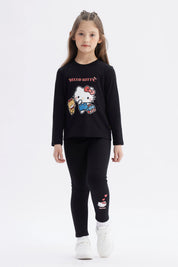 Polera negra para niña con estampa grande de Hello Kitty y osito en el centro con texto HELLO KITTY arriba