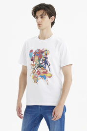 Polera blanca de hombre con personajes de One Piece en el frente en estilo anime colorido