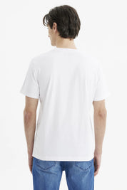 Polera blanca de hombre con personajes de One Piece en el frente en estilo anime colorido