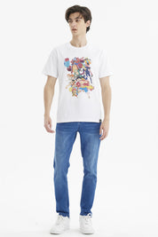 Polera blanca de hombre con personajes de One Piece en el frente en estilo anime colorido