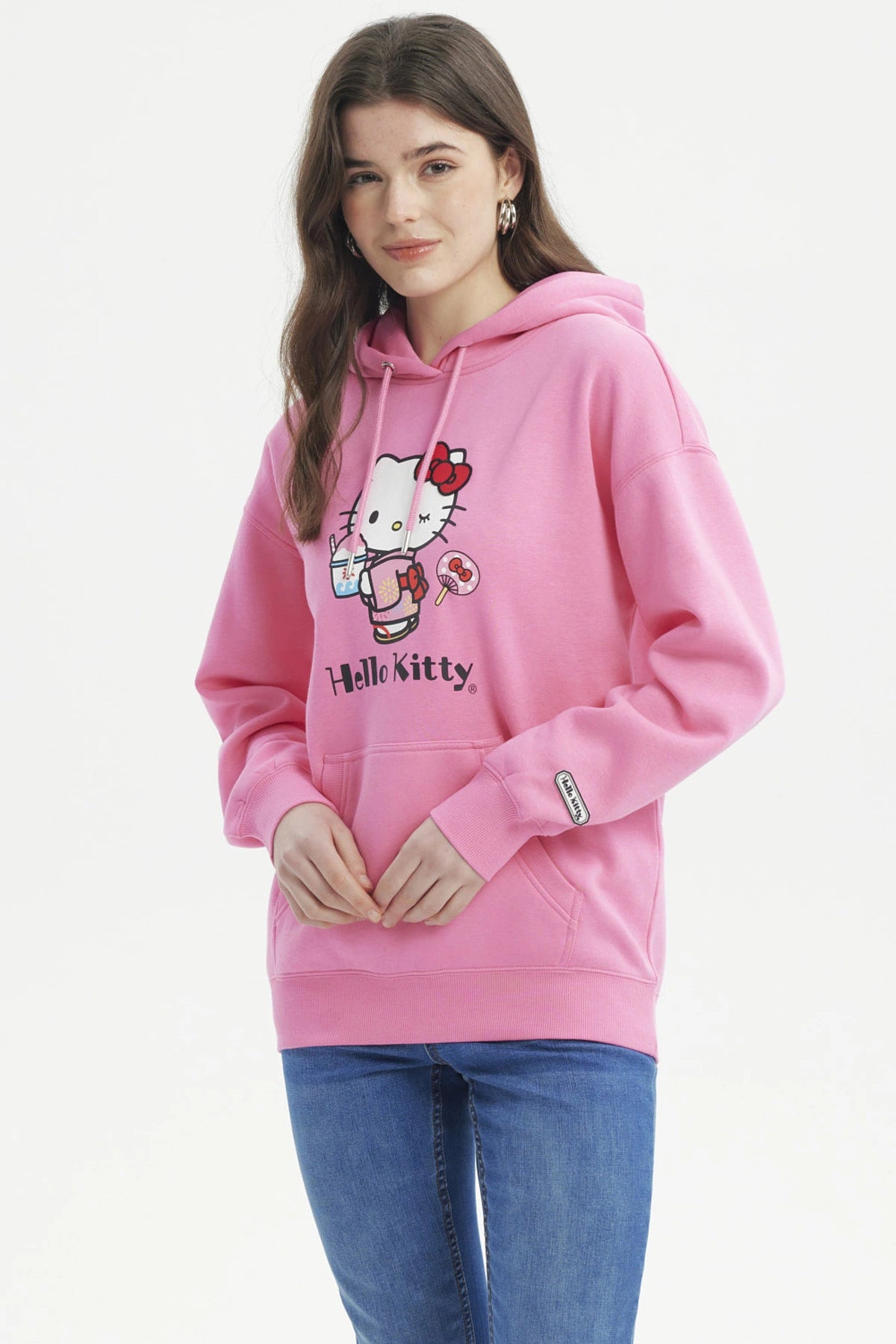 Polerón mujer rosado con capucha y estampa de Hello Kitty al centro en estilo dibujo animado con bebida y helado