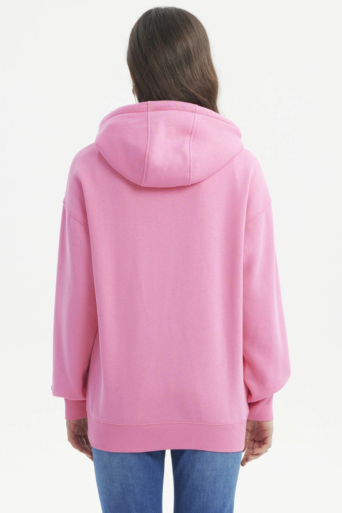 Polerón mujer rosado con capucha y estampa de Hello Kitty al centro en estilo dibujo animado con bebida y helado