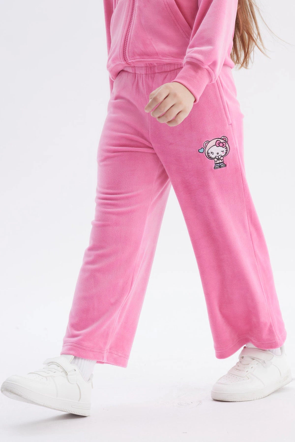 Pantalón buzo rosa niña con Hello Kitty pequeña en la pierna derecha estilo dibujo animado