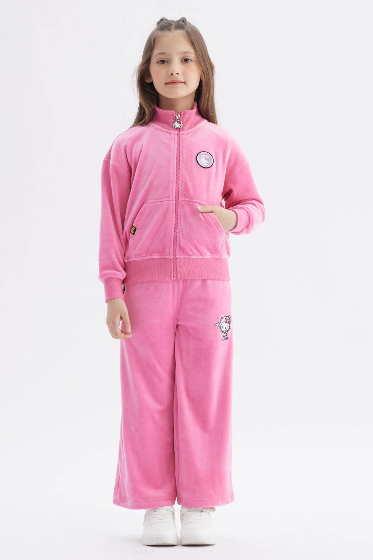 Pantalón buzo rosa niña con Hello Kitty pequeña en la pierna derecha estilo dibujo animado
