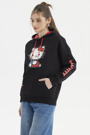 Polerón negro de mujer con capucha roja y estampado central de Hello Kitty sosteniendo una taza en estilo cartoon