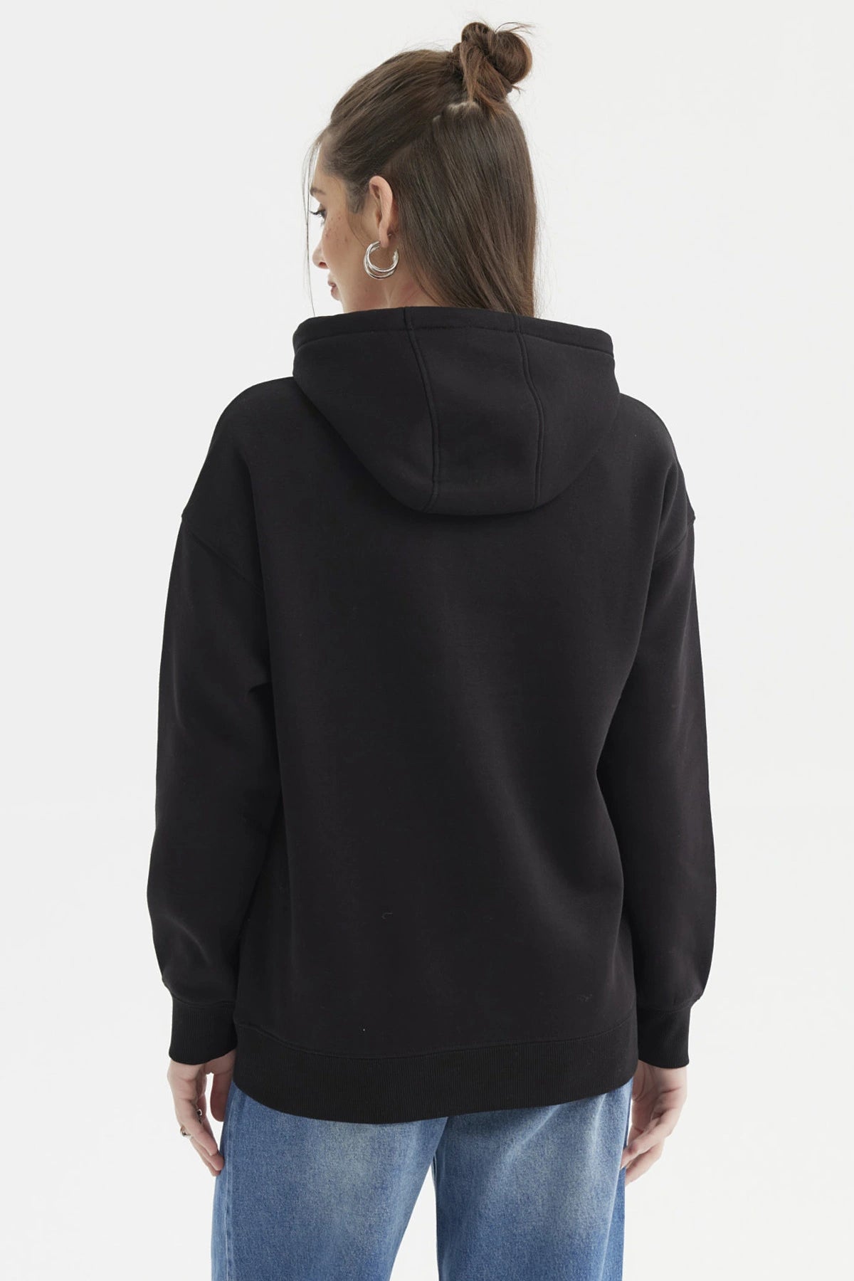 Polerón negro de mujer con capucha roja y estampado central de Hello Kitty sosteniendo una taza en estilo cartoon