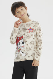 Polera beige para niño con estampa grande de Marshall de Paw Patrol en el frente estilo dibujo animado y fondo con logos