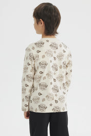 Polera beige para niño con estampa grande de Marshall de Paw Patrol en el frente estilo dibujo animado y fondo con logos