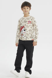 Polera beige para niño con estampa grande de Marshall de Paw Patrol en el frente estilo dibujo animado y fondo con logos