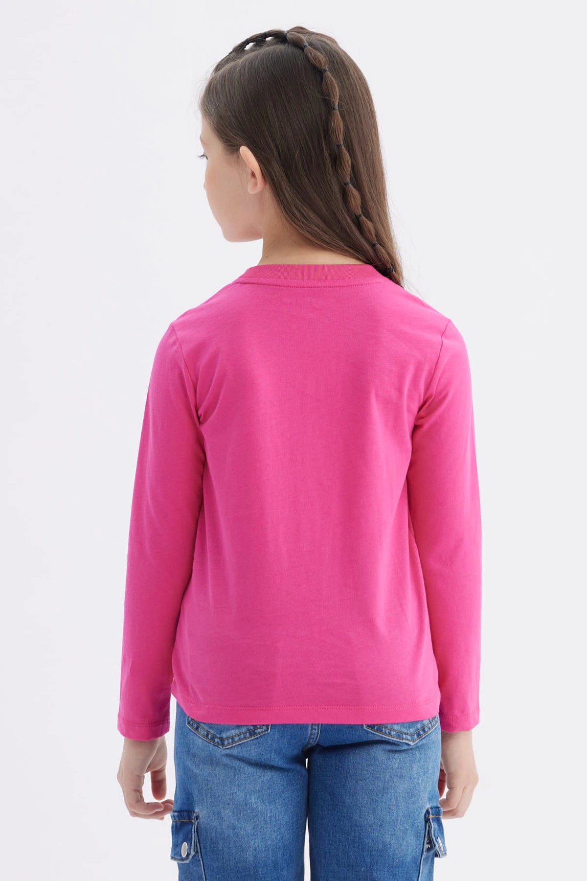 Polera niña rosada de manga larga con Hello Kitty grande al centro sosteniendo una regadera junto a flores