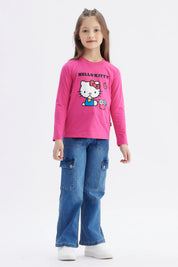 Polera niña rosada de manga larga con Hello Kitty grande al centro sosteniendo una regadera junto a flores