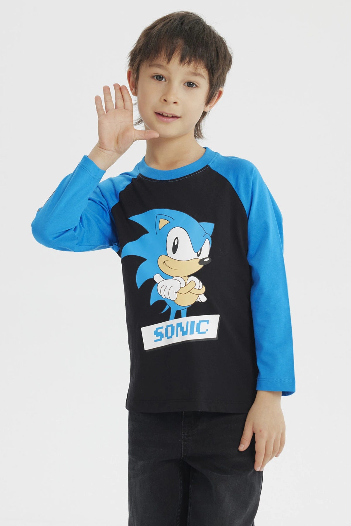 Polera negra para niño con mangas azules diseño de Sonic en el centro estilo animado y texto SONIC debajo