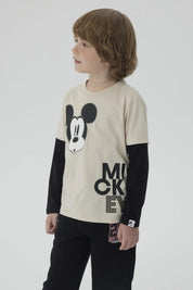 Polera de niño caqui con imagen de Mickey Mouse en el centro y texto MICKEY abajo en letras grandes negras