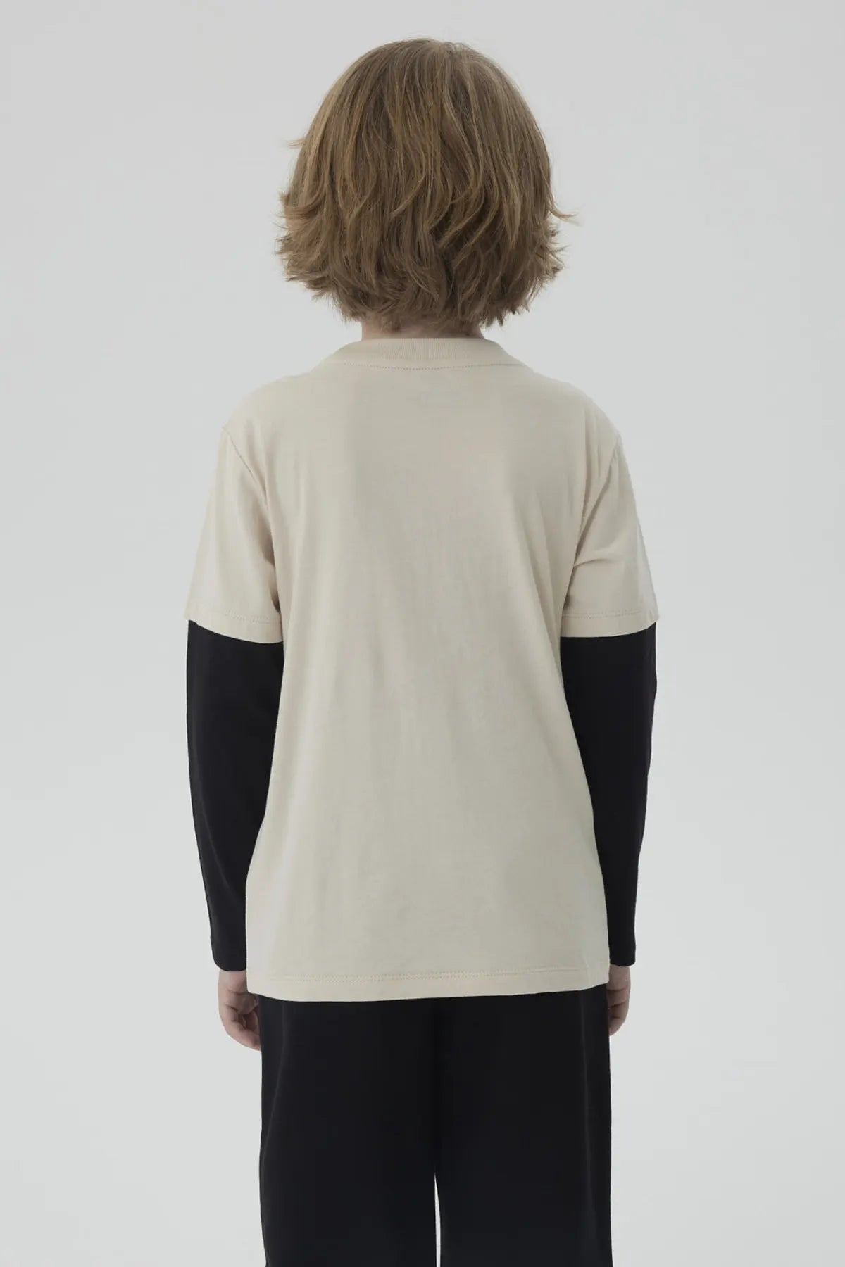 Polera de niño caqui con imagen de Mickey Mouse en el centro y texto MICKEY abajo en letras grandes negras