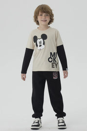 Polera de niño caqui con imagen de Mickey Mouse en el centro y texto MICKEY abajo en letras grandes negras